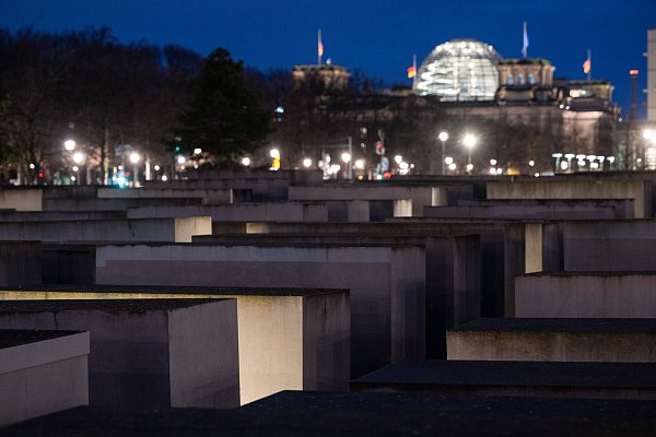 Am Denkmal für die ermordeten Juden Europas wurde ein Mann schwer verletzt. - © Sebastian Gollnow/dpa