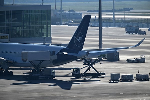 Ein Flugzeug steht am Flughafen München nahe des Terminal 2. - © Felix Hörhager/dpa