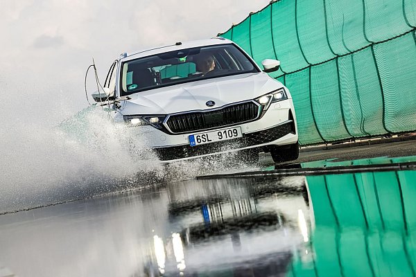 Performance auf nasser Teststrecke: In einem Gemeinschaftstest haben GTÜ, ARBÖ und die "Auto Zeitung" Hochleistungsreifen der Größe 225/45 R18 geprüft. - © Daniela Loof/GTÜ/dpa-tmn