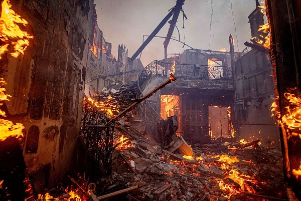 Ein Wohnhaus mit einer herrschaftlichen Treppe ist dem Feuer im Stadtteil Pacific Palisades in Los Angeles zum Opfer gefallen. - © Ethan Swope/FR171736 AP/dpa
