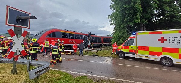 Rettungskräfte arbeiten an der Unfallstelle. - © Helmuth Riedl/Zema Medien/dpa