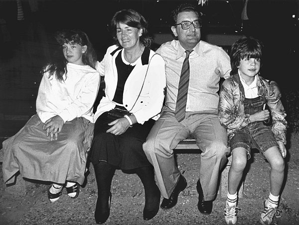 Bonn, 1982: Der damalige Bundesinnenminister Gerhart Baum (FDP) mit seiner Ehefrau Inge und seinen beiden Kindern Julia und Constantin. - © Martin Athenstädt/dpa
