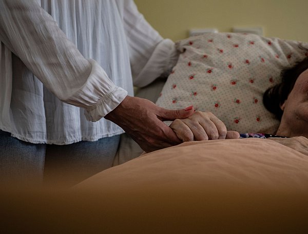 Die Pflege in Deutschland ist unterfinanziert. Es fehlt jedoch an politischen Entscheidungen, die das ändern könnten. - © Paul Zinken/dpa