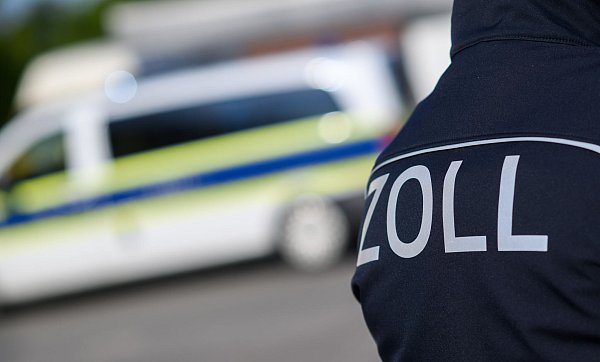 Auch Mitarbeiter des Hauptzollamtes Bielefeld waren in Gütersloh im Einsatz. - © Julian Stratenschulte/dpa