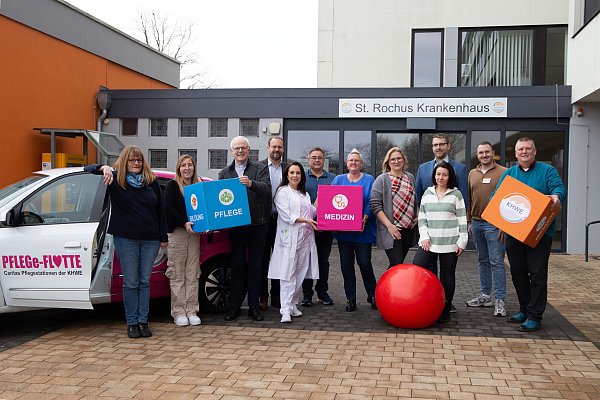 Viele Mitarbeiter im und um das Krankenhaus bereiten den Geburtstag vor. - © KHWE
