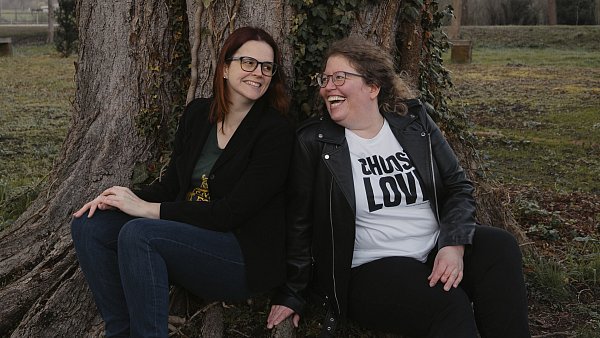 Kristina Maria Dahl (v. l.) und Stefanie Biermann kennen sich seit inzwischen 20 Jahren - auf einer Feier lernten sie sich kennen. - © Karsten Schulz