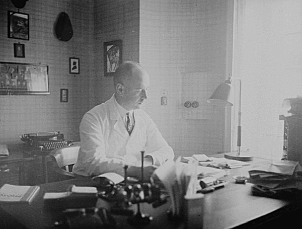 Arbeitsreich: Dr. Hermann Kampsmeyer hatte im Dorf stets eine Menge zu tun. - © Privat