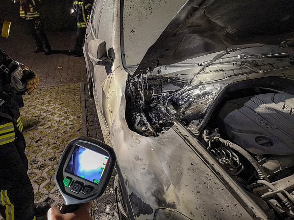 Die Fahrzeuge wurden noch auf mögliche Brandnester mit der Wärmebildkamera untersuchen. - © Feuerwehr Herford