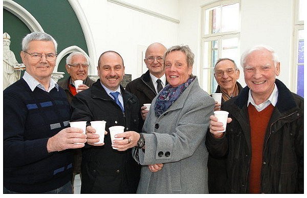 Der neue Becher-Spender wird die Besucher der Liborius-Trinkhalle freuen. Überzeugt davon sind: Detlef Seidel, Vorsitzender des Seniorenbeirates (l.), Bürgermeister Andreas Bee (3.v.l.) sowie die Vorstandsmitglieder des Heimatvereins, Kurt Herchenbach, Günter Schulte, Marietheres Kriebel, Prof. Wilhelm Hagemann (Ehrenvorsitzender) und der Vorsitzende Willi Hennemeyer.