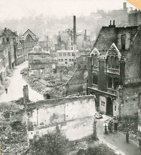 In Schutt und Asche: Die Straße Gehrenberg 1945. - © Stadtarchiv Bielefeld