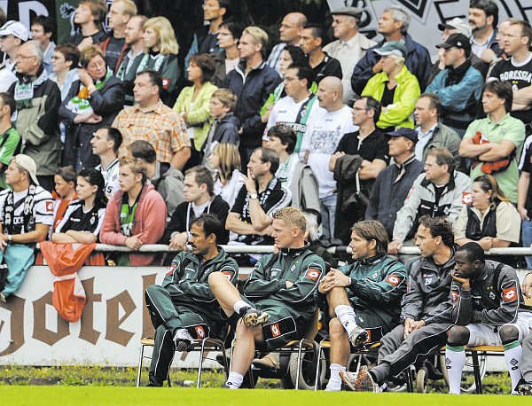 40 Jahre nach der Eröffnung: Die Gladbacher Borussen um Trainer Jos Luhukay und Assistent Markus Gellhaus (vorne v. l.) kehrten zehn Jahre später noch einmal ins Kurwaldstadion zurück. - © Marc Köppelmann