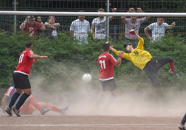 Der staubige Platz während einer Partei zwischen FC Türk Sport und SuK Canlar. - © Christian Weische