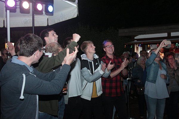 Abseits der Setlist: Einst schrieben Von Weiden ein Lied für den TuS BaWa und gaben ihn am Samstag zum Besten. Die Jungs vom TuS feiern in der ersten Reihe. - © Alexandra Wilke