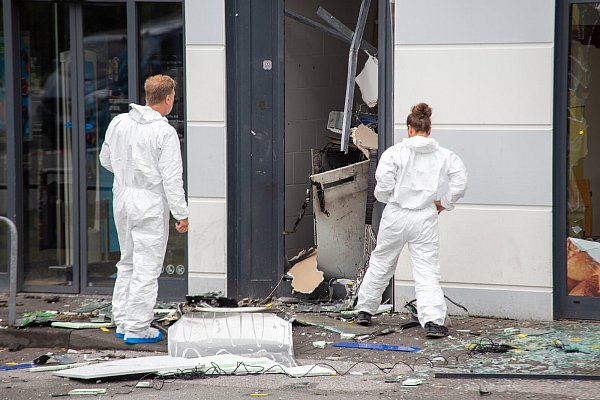 Experten aus Bielefeld untersuchen den Tatort. - © Niklas Tüns