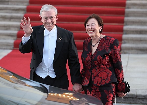 29. März 2023, Berlin: Horst Köhler (CDU), ehemaliger Bundespräsident, und seine Frau Eva Luise Köhler kommen zu einem Staatsbankett mit dem britischen Königspaar ins Schloss Bellevue. - © Jens Büttner/dpa