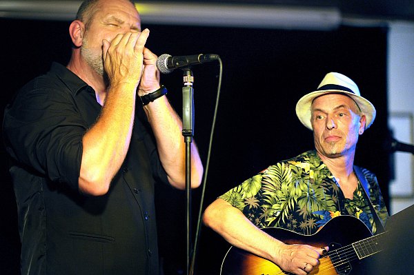 Rückblick auf ein gutes Jahr: Andy Grünert (l.) und Greyhound George glänzten mit einem Akustik-Set. - © Andreas Frücht