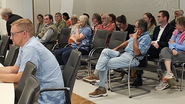 Bürgermeister Matthias Kalkreuter (mittlere Reihe, Zweiter von rechts) verfolgte den Kreiswahlausschuss als Zuschauer. Nach der Abstimmung steht fest, dass Uwe Detert (AfD) nicht als Kandidat zugelassen wird. - © Neue Westfälische