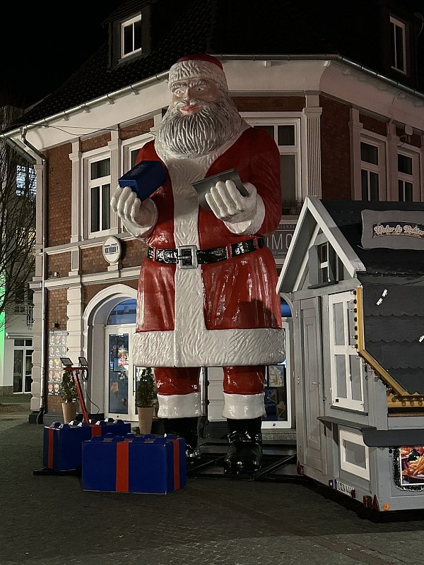 Der sieben Meter hohe Weihnachtsmann ist ein Blickfang in Rahden. - © Gewerbebund Rahden