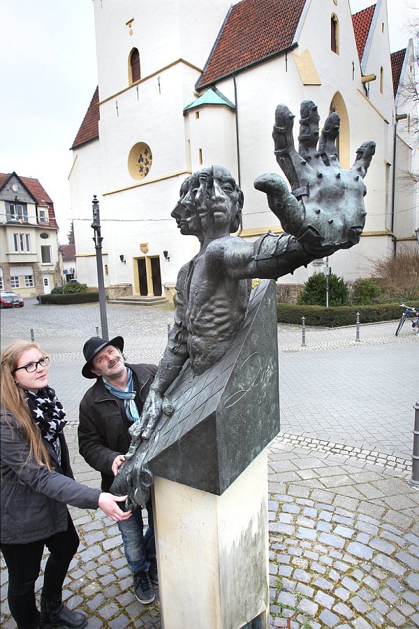Widerstand in Richtung Bielefeld: Stadtführer Mathias Polster erzählt Lena Rosendahl, wie Heinrich Wemhöner das Fürstenau-Denkmal in der Radewig auf eigene Faust nachträglich drehen ließ.