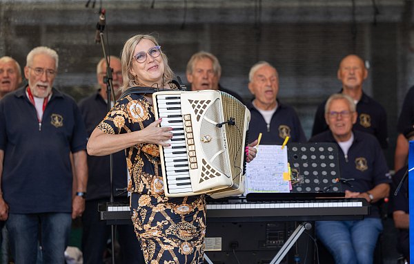 Beata Nickel leitet den Shanty-Chor und greift selbst auch in die Tasten des Akkordeons. - © Oliver Krato