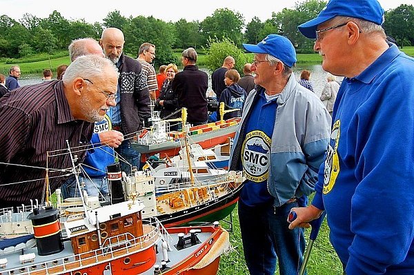 Die Schiffsmodellbaufreunde zeigten sich von der Ausstellung sehr angetan. Einige Schiffe konnten auch in Aktion erlebt werden.