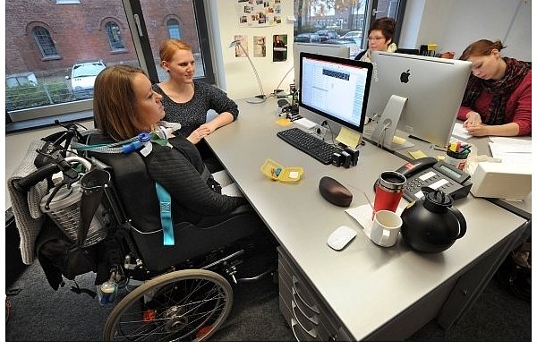 Ihr Büro teilt sich Kristina Tjagunow mit ihren Kolleginnen und ihrer Betreuerin Lena Rapier. - © FOTOS: RAIMUND VORNBÄUMEN
