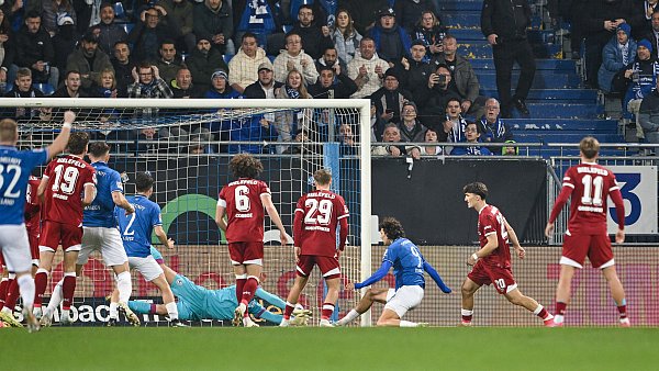 Darmstadt nutzt eine Bielefelder Unaufmerksamkeit: Fraser Hornby erzielt das frühe 1:0 gegen den DSC. - © Teresa Kroeger/RHR-FOTO