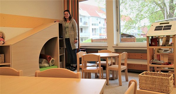 Neue Möbel in den Gruppenräumen, das war auch zu Corona möglich. Erzieherin Janine Hänsel freut sich über das Element mit Kuschelhöhle für die Kinder. - © Christian Schlichter