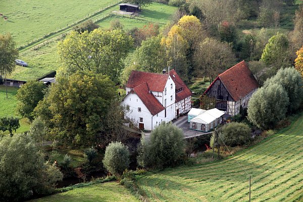 Idyllisch gelegen: Die Alte Mühle im Almetal. - © Johannes Büttner