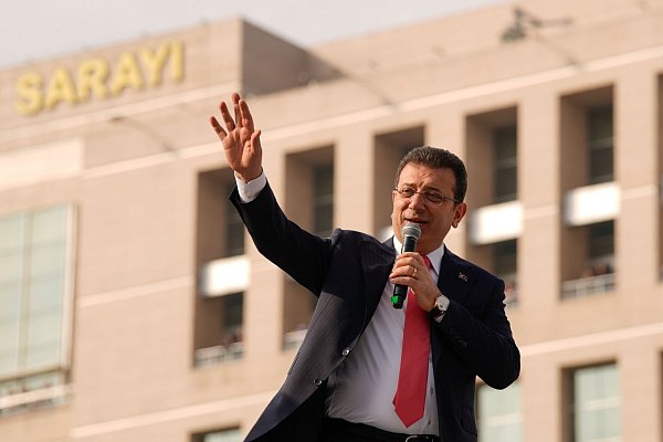 Istanbuls Bürgermeister Ekrem Imamoglu spricht zu seinen Anhängern vor dem Istanbuler Gerichtsgebäude. Wenige Tage vor seiner geplanten Ernennung zum Präsidentschaftskandidaten der größten Oppositionspartei in der Türkei ist der Istanbuler Bürgermeister Ekrem Imamoglu verhaftet worden. - © Emrah Gurel/AP/dpa
