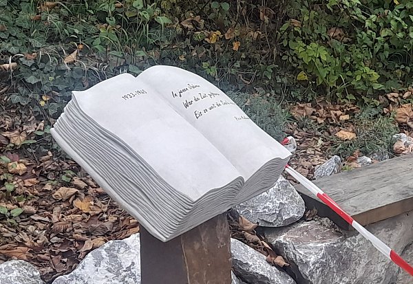 Das neue Buch auf der neuen Sandstein-Stele am Emil-Herz-Platz. - © Simone Flörke