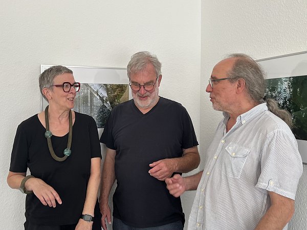 Dagmar Venus (l.), Wolfgang Brenner (m.) und Heiko Nowak (r.) sind jeweils mit zwei bis vier Werken in der Ausstellung vertreten. - © Verena Freiberg