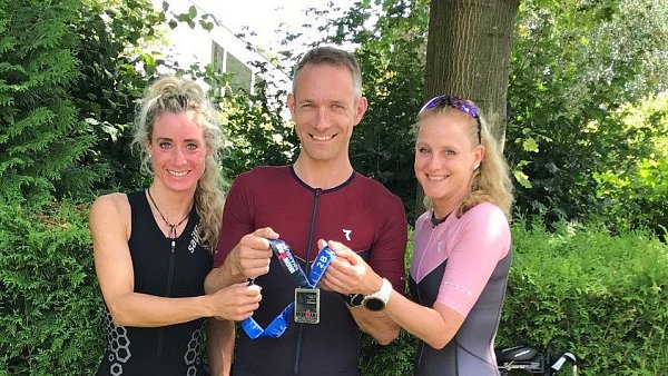 Nehmen den Mann in die Mitte: Mareike Walkenhorst (l.), Christian Engelmann und Nadine Springer nach ihrem Ironman. - © TSVE