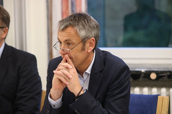 Versammlung: Der Beigeordnete Peter Böhm hört sich Anregungen der Bürger an. - © Fabian Herbst