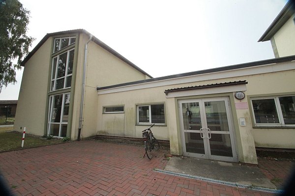 Der Haupteingang der ehemaligen Lister-School und künftigen Übergangsausbildungsstätte für Pflegeberufe. - © Peter Steinert