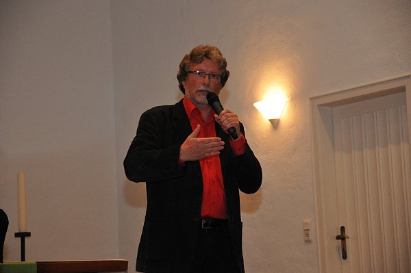 Sorgte für viele Lacher: Kabarettist Harald Meves. - © Stefanie Boss
