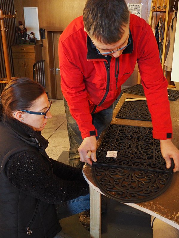 Kreativ: Aus Fußmatten bauen die Schauspieler kurzerhand Kirchenfenster. - © Burgtheater