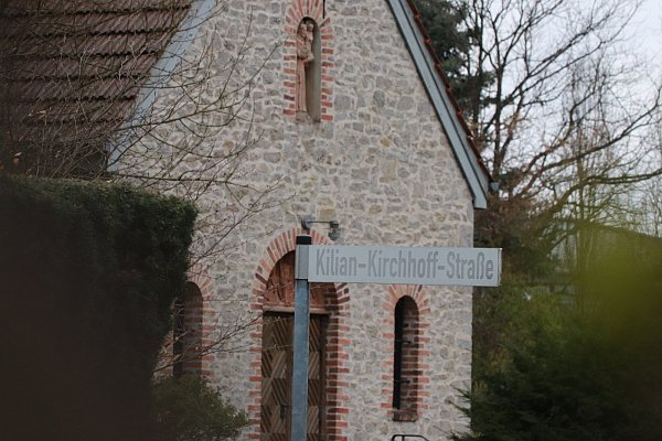 In Beziehung gesetzt: In Sichtweite der Antoniuskapelle, des ersten katholischen Gotteshauses in Oerlinghausen, weist ein Straßenname auf Kirchhoff hin. - © Knut Dinter