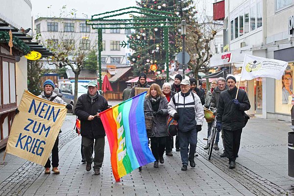 Konsequent: Gerd Büntzly (blau-weiße Jacke) wurde auf dem Weg zum Gefängnis begleitet. - © Kiel-Steinkamp