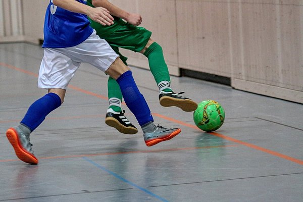 Hallenfußball erfreut sich vor allem in der kalten Jahreszeit enormer Beliebtheit. Auch in Gütersloh kann drinnen gekickt werden. - © Symbolbild: Pixabay/planet_fox