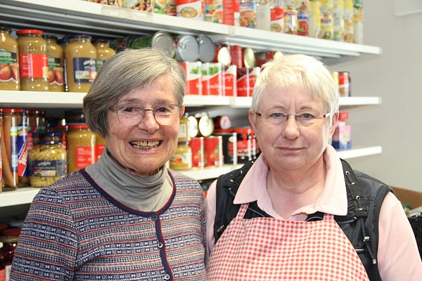 Fast 30 Helfer packen an: Ingrid Bauschke (l.) hat die Speisenkammer mitgegründet, Gisela Gückel gehört zum festen Stamm der Ehrenamtlichen. - © Marco Schreiber