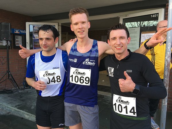 Siegertrio: Tom Harder (Mitte) hatte Claas Bradler (r.) und Murat Bozduman (l.) nicht nur im Ziel, sondern auch auf der Strecke im Griff. - © Wolfgang Temme