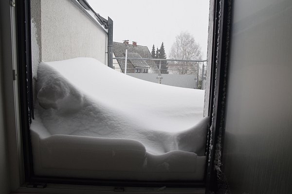 Schnee auf Balkonen oder Dachterassen können gefährlich werden und sollte deshalb ebenfalls beseitigt werden. - © Mareike Patock