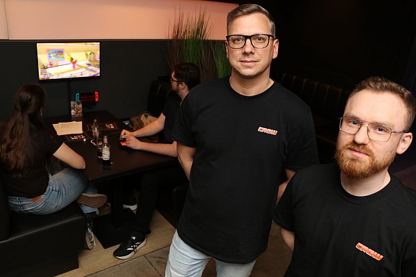Christoph Feldmann (l.) und Rudolf Reiz betreiben die Gaming-Bar in der Paderborner Innenstadt. - © Holger Kosbab