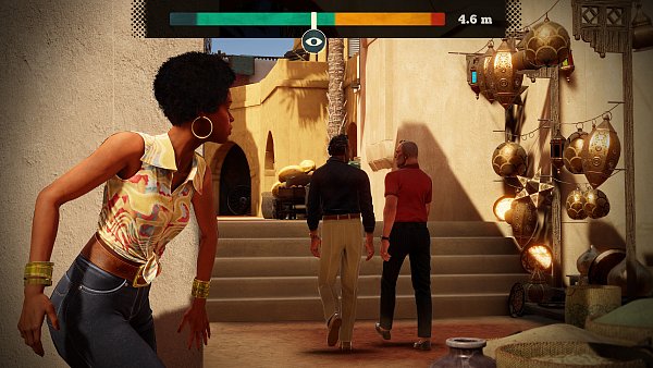 Jane Royce muss den beiden Männern unauffällig folgen. Der Balken am oberen Bildschirmrand zeigt, wie sehr sie gefährdet ist, entdeckt zu werden. - © Microids