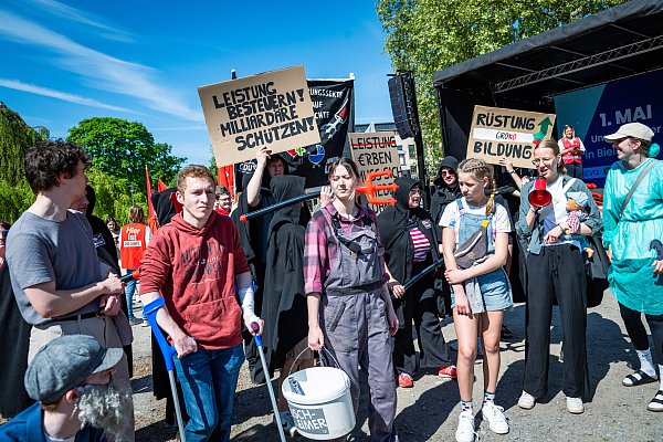 Die Jugend der Partei Die Linke kritisiert mit einer Performance die Sparpläne der künftigen Bundesregierung. - © Barbara Franke