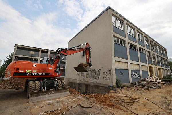 Ein Bagger arbeitet auf der Baustelle an einer Schule. Die Kommunen in NRW sollen nun Geld bekommen, um Investitionsrückstände aufzuholen. - © picture alliance/dpa/dpa-Zentralbild