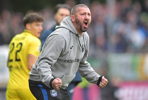 Sascha Mölders, Trainer des SC Wiedenbrück, ließ sich nicht davon beirren, dass ein Kamerateam in am Tag des Derbys gegen den SC Wiedenbrück begleitete. - © sport/presse/foto Dünhölter