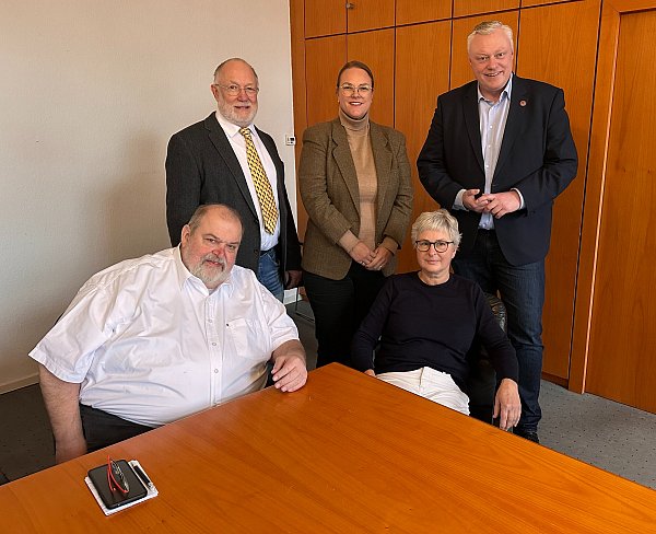 Gemeinsam für die hausärztliche Versorgung in Höxter: Jörg Wohner (v. l.), Michael Stoltz, Wirtschaftsförderin Jana Jungblut, Eva-Maria Raddatz und Bürgermeister Daniel Hartmann freuen sich über die Gründung des Medizinischen Versorgungszentrum Höxter (MVZ). - © Stadt Höxter