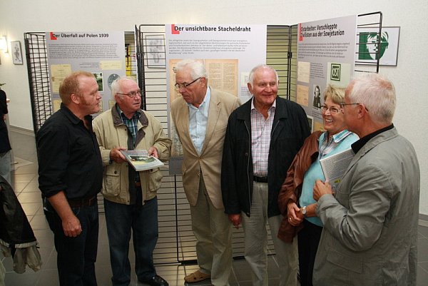 Initiator der Ausstellung und Buchautor Martin Kolek, Ortsheimatpfleger Willi Österdiekhoff aus Ostenland sowie der Heimatvereinsvorsitzende Dr. Michael Ohrlob, Karl-Heinz und Maria Stroop und Stadtarchivar Manfred Beine (v. l.) aus Rietberg diskutieren über die Exponate. - © FOTO: REGINA BRUCKSCH